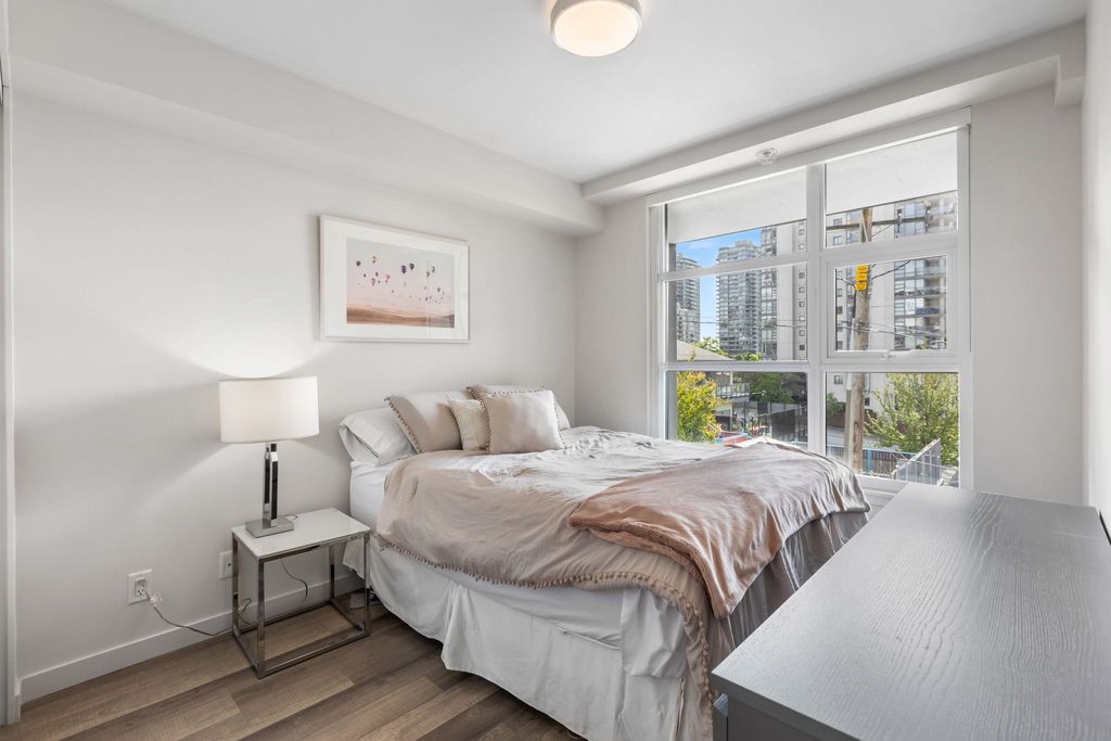 listing image 1102910478148642755