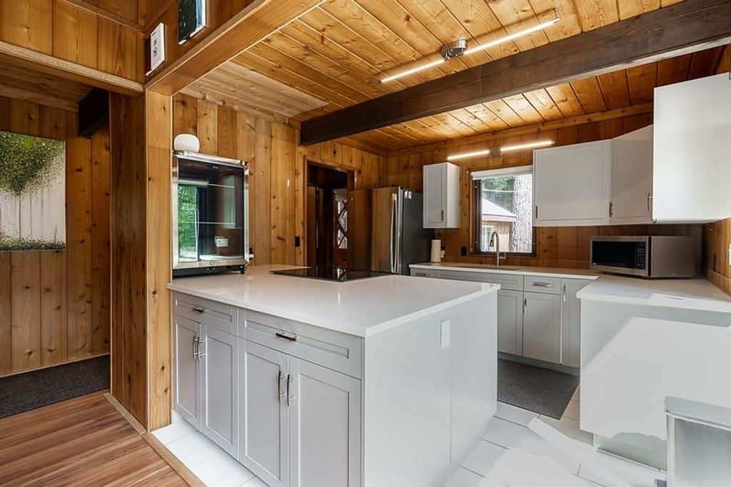 listing image 1102325756553603271