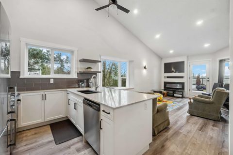 11726 225 Street 306 Maple Ridge BC V2X 6E4