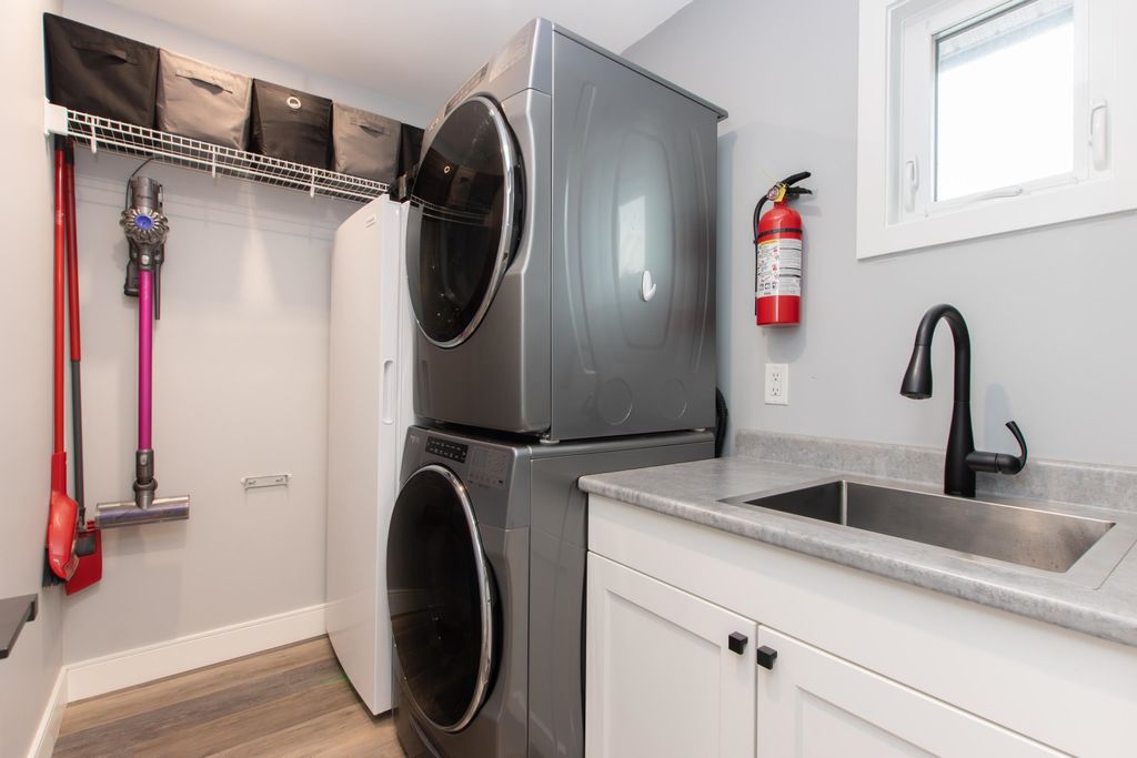 listing image 1104172372425840784