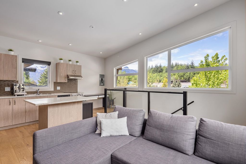 listing image 1102357299360792336
