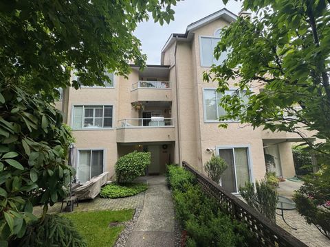 261 W 16th Street 2 North Vancouver BC V7M 1T7