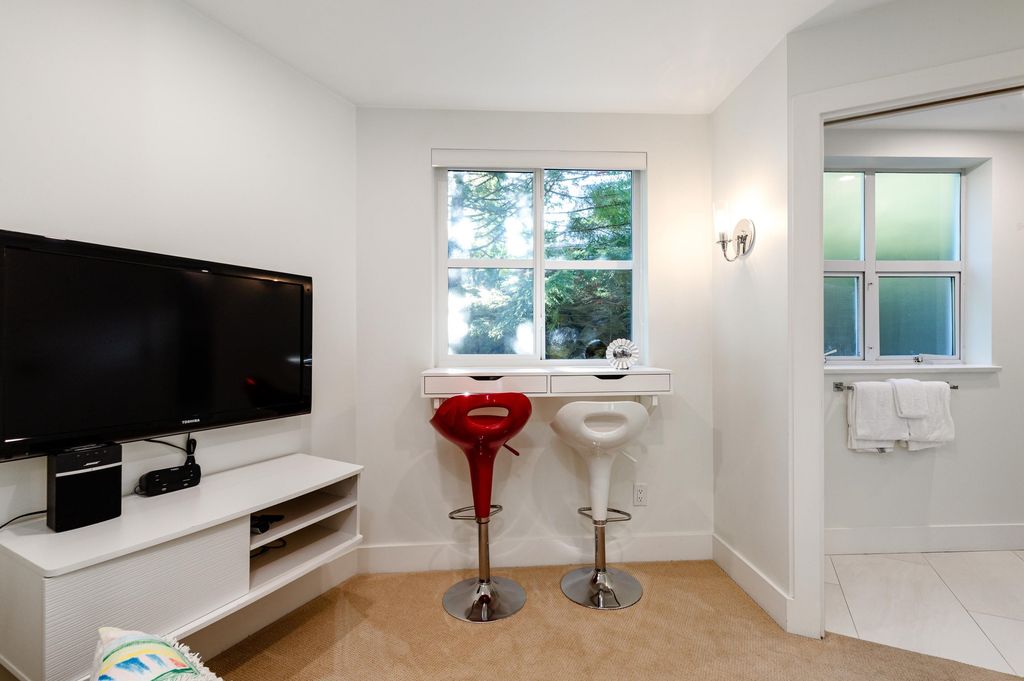 listing image 1105345654914043458