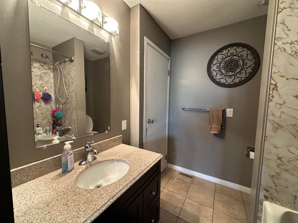 listing image 1102231281238836763