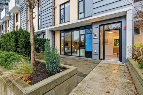 TH1431 Hunter Street North Vancouver BC V7J 1H3