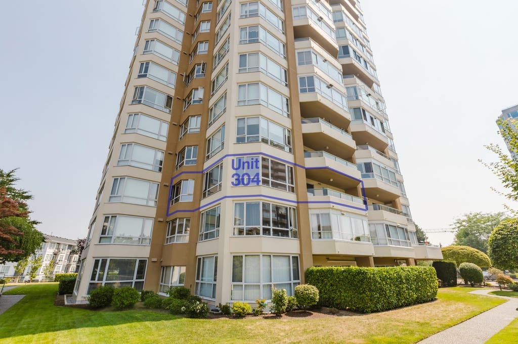 Photo of 3190 Gladwin Road #304, Abbotsford, BC V2T 5T2 (MLS # R3154229)