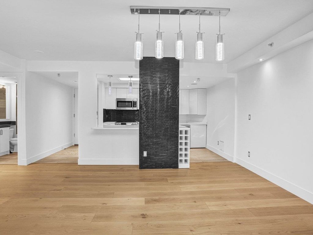 listing image 1104671691972662597