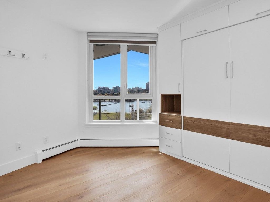 listing image 1104765671833886286