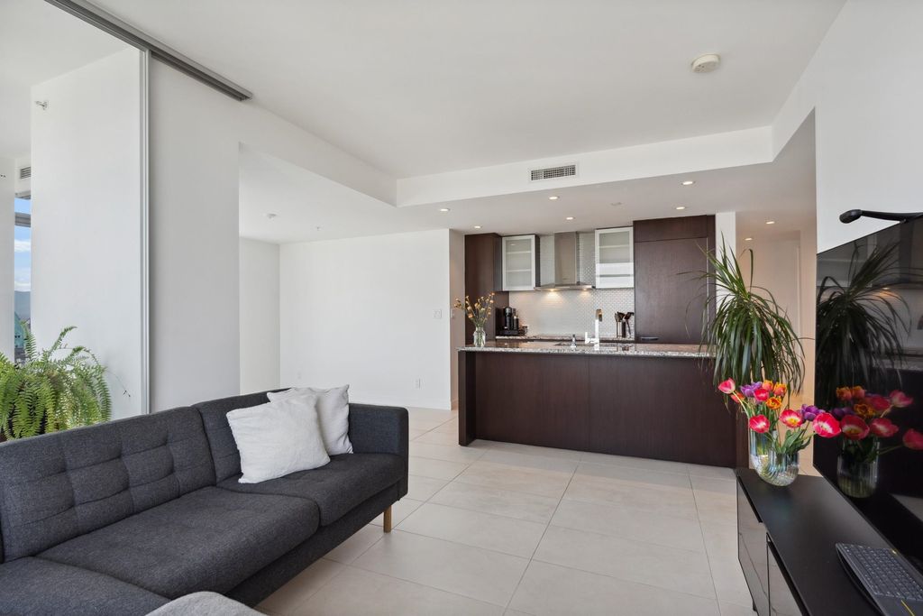 listing image 1104483367952349217