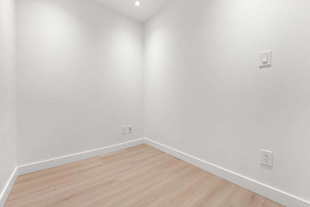 listing image 1109490490249529583