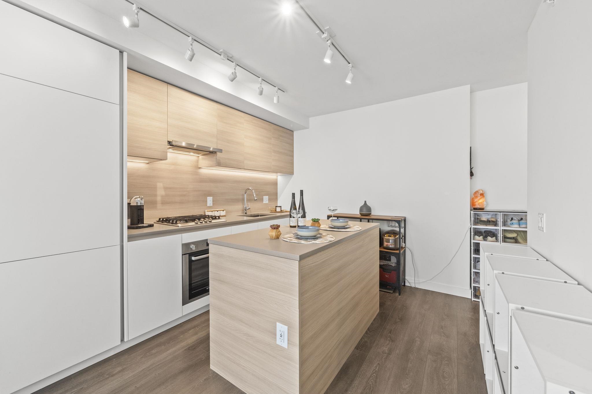 652 Whiting Way 1303