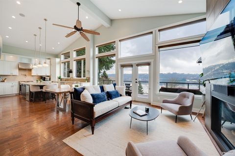 920 Barber Street Port Moody BC V3H 3V4