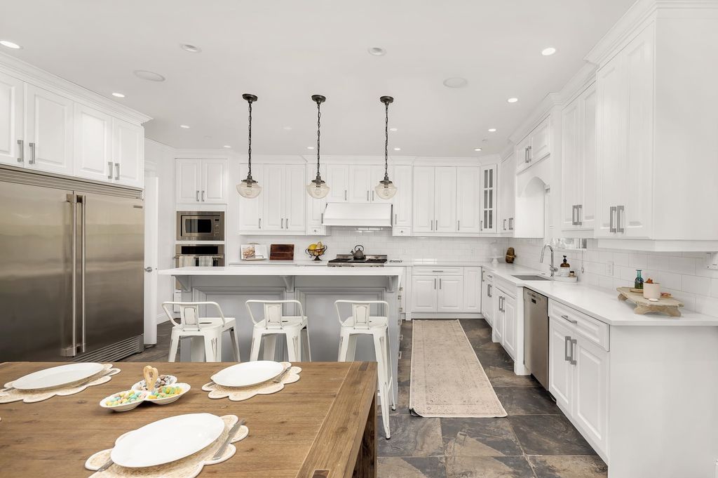 listing image 1106404335408061007