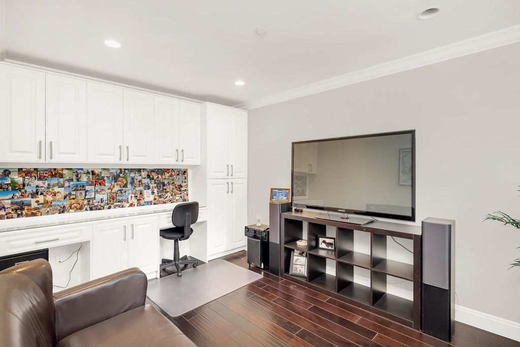 listing image 1107704603819851517