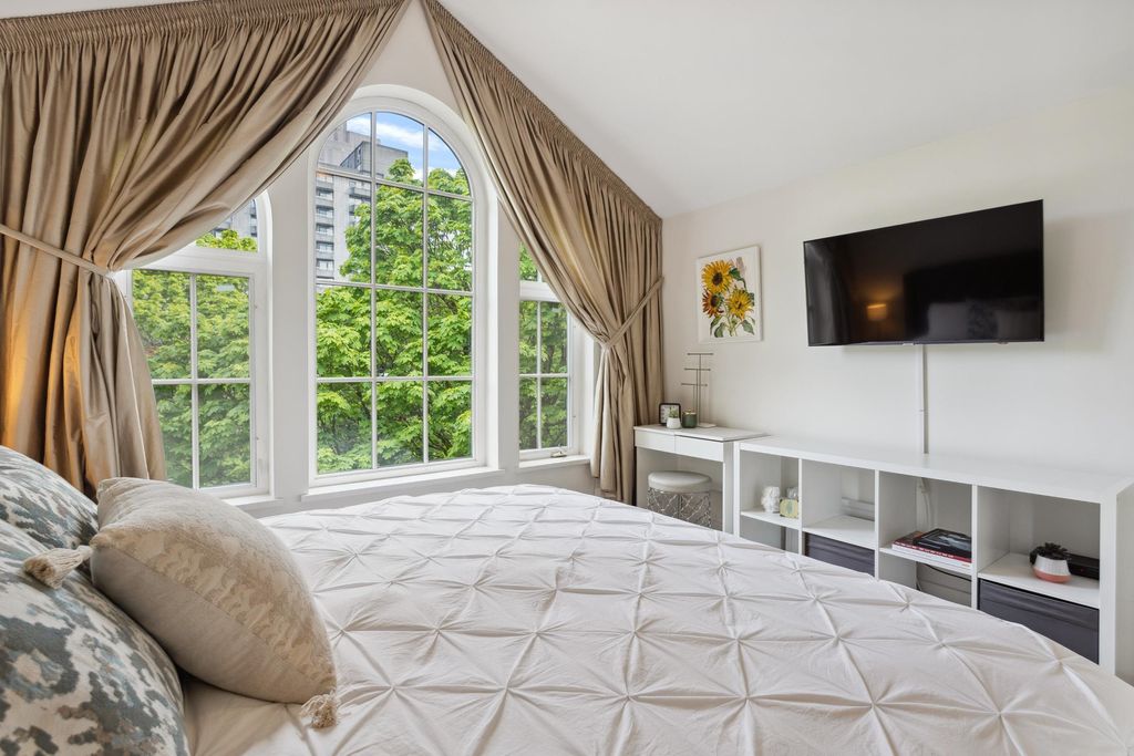 listing image 1102606423397219629