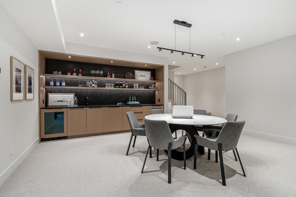 listing image 1101184501908033985