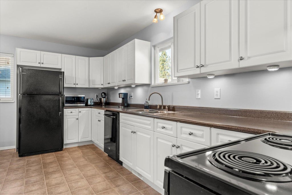 Photo of 46329 Strathcona Road, Chilliwack, BC V2P 3T1 (MLS # R3125333)
