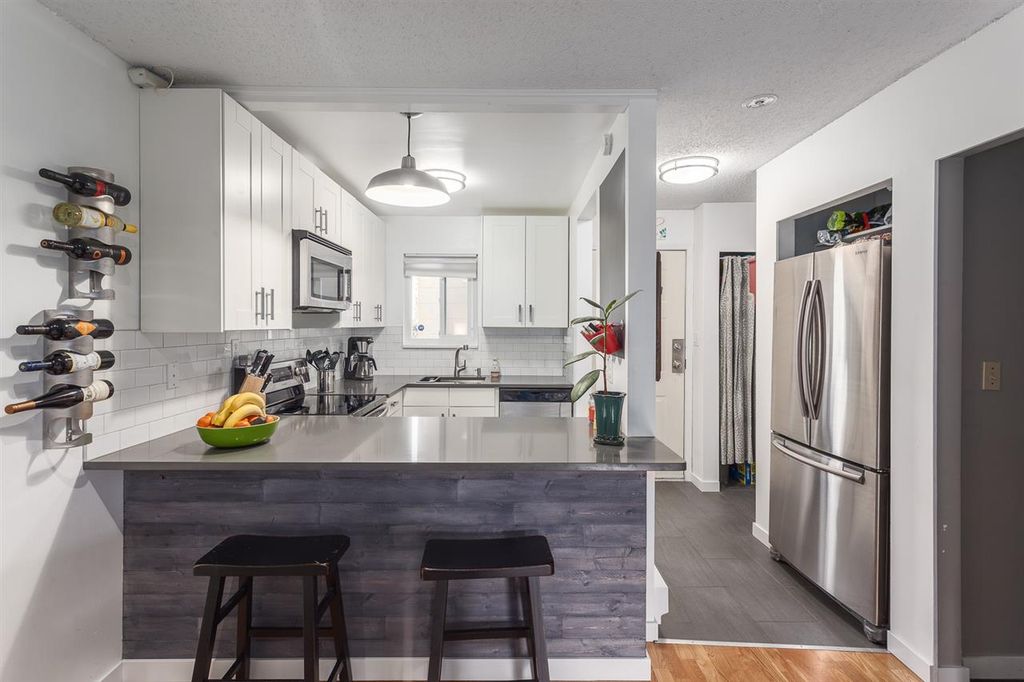 listing image 1106972639956350352