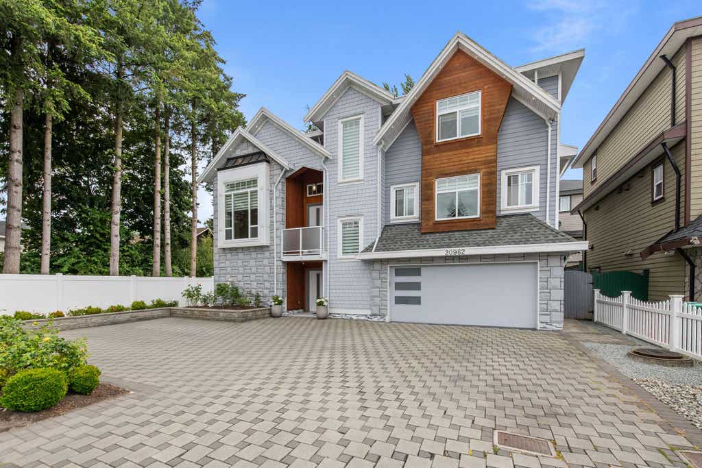 Photo of 20962 48 Avenue, Langley, BC V3A 3M1 (MLS # R3144397)