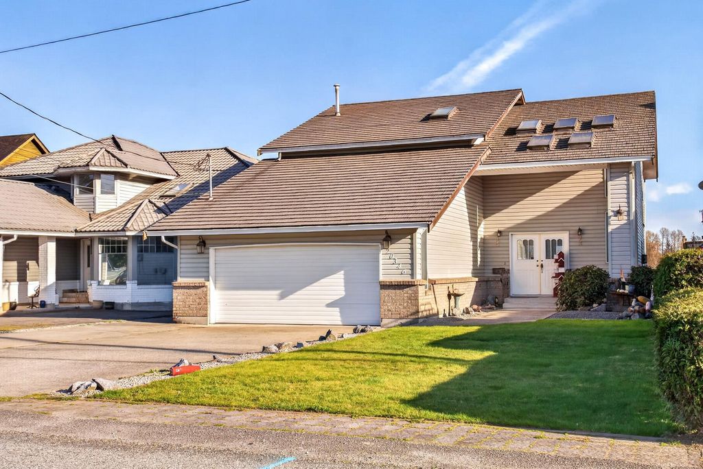 Photo of 20346 Wharf Street, Maple Ridge, BC V2X 1Z3 (MLS # R3110255)