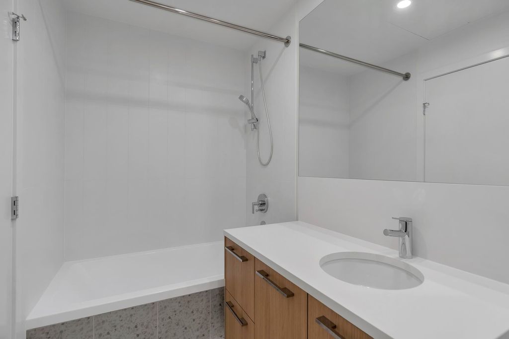 listing image 1102852750654594367