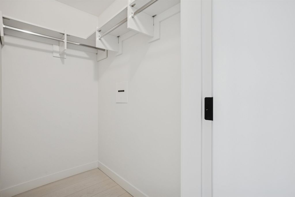 listing image 1109695618471407426