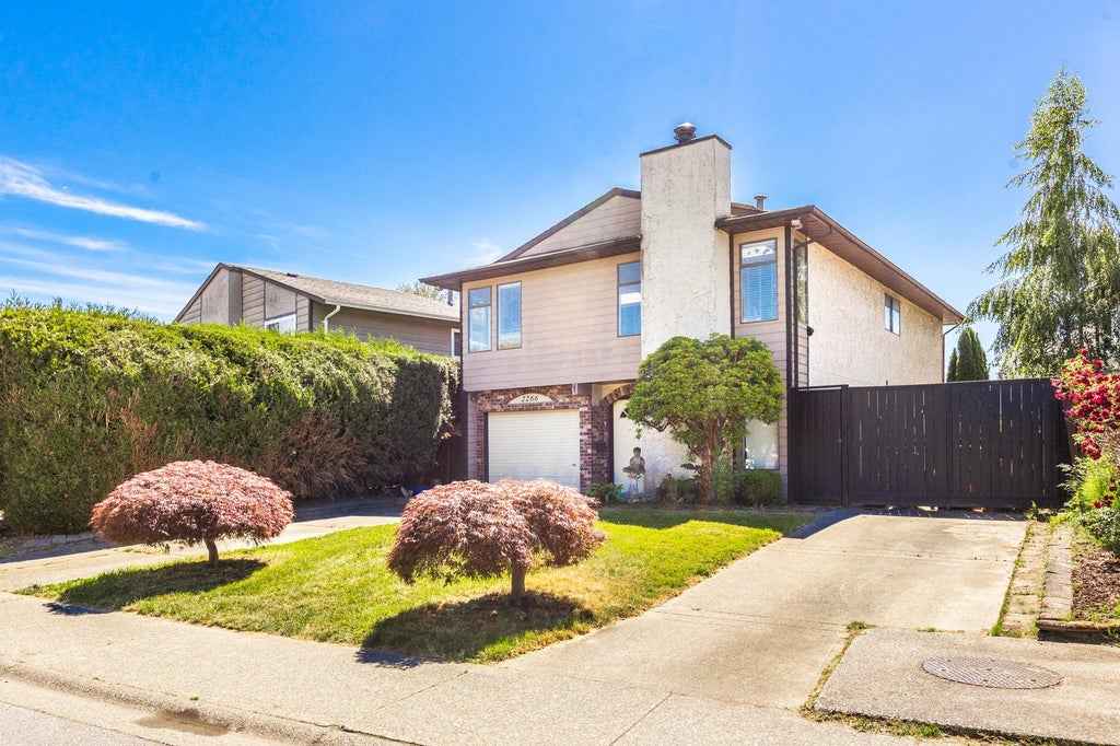 Photo of 2266 Willoughby Way, Langley, BC V2Y 1C1 (MLS # R3131049)