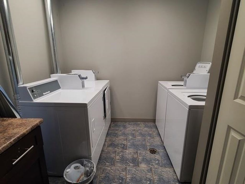 listing image 1106530989542578244