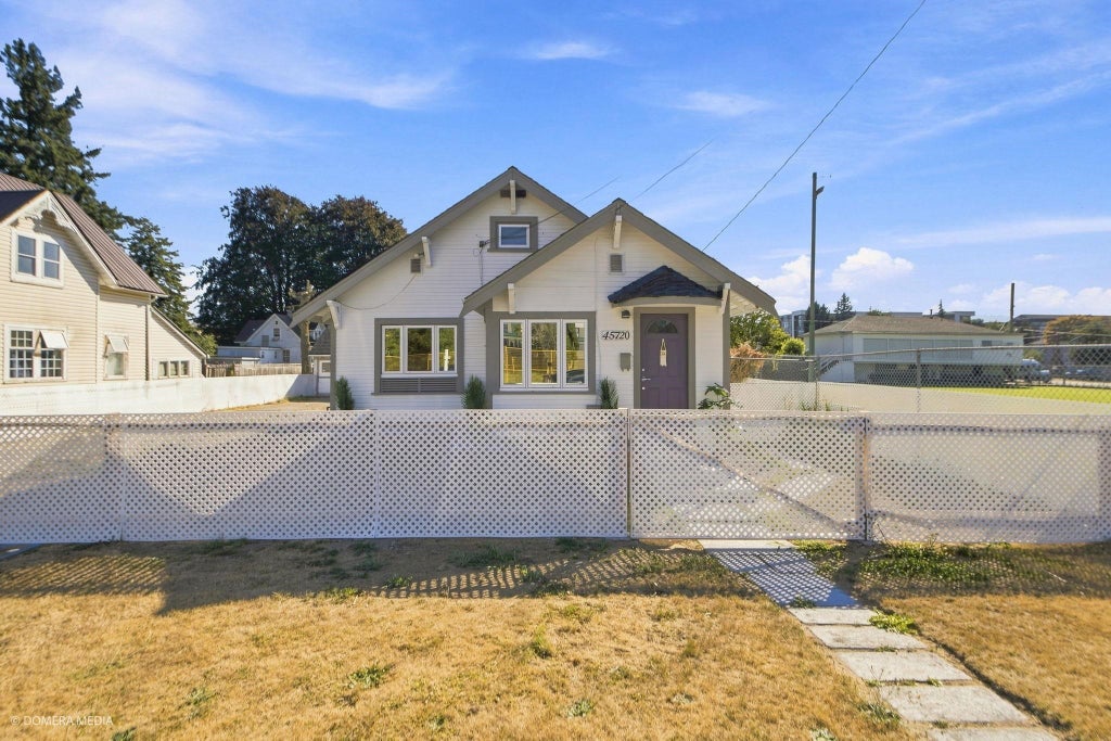 Photo of 45720 Princess Avenue, Chilliwack, BC V2P 2B6 (MLS # R3165642)