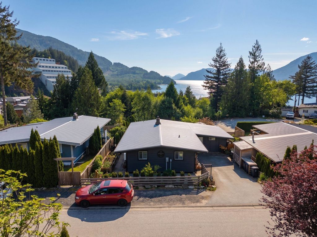624 LOWER CRESCENT