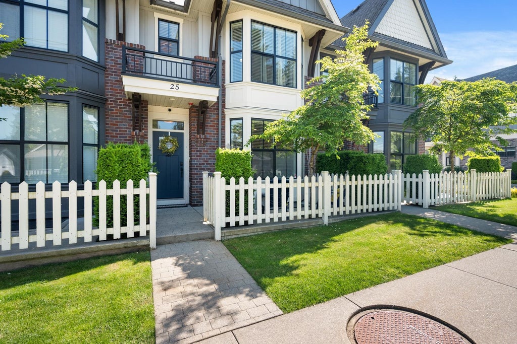 Photo of 33460 Lynn Avenue #25, Abbotsford, BC V2S 0H6 (MLS # R3152324)