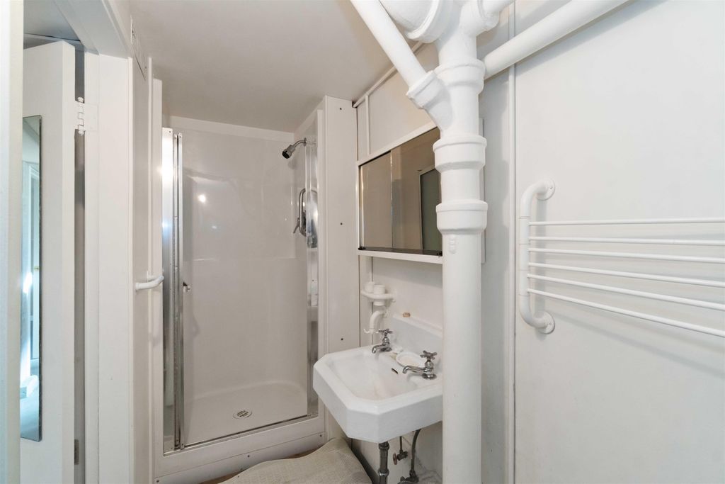 listing image 1107448459203321074
