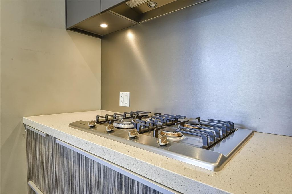 listing image 1105237768136339336
