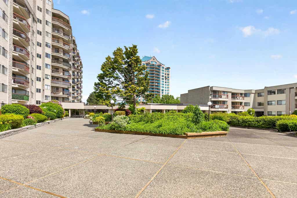 Photo of 31955 Old Yale Road #705, Abbotsford, BC V2T 4N1 (MLS # R3146091)