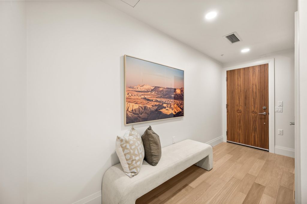listing image 1102256574939891916