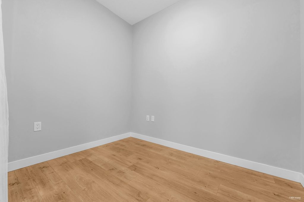 listing image 1102345747021761217