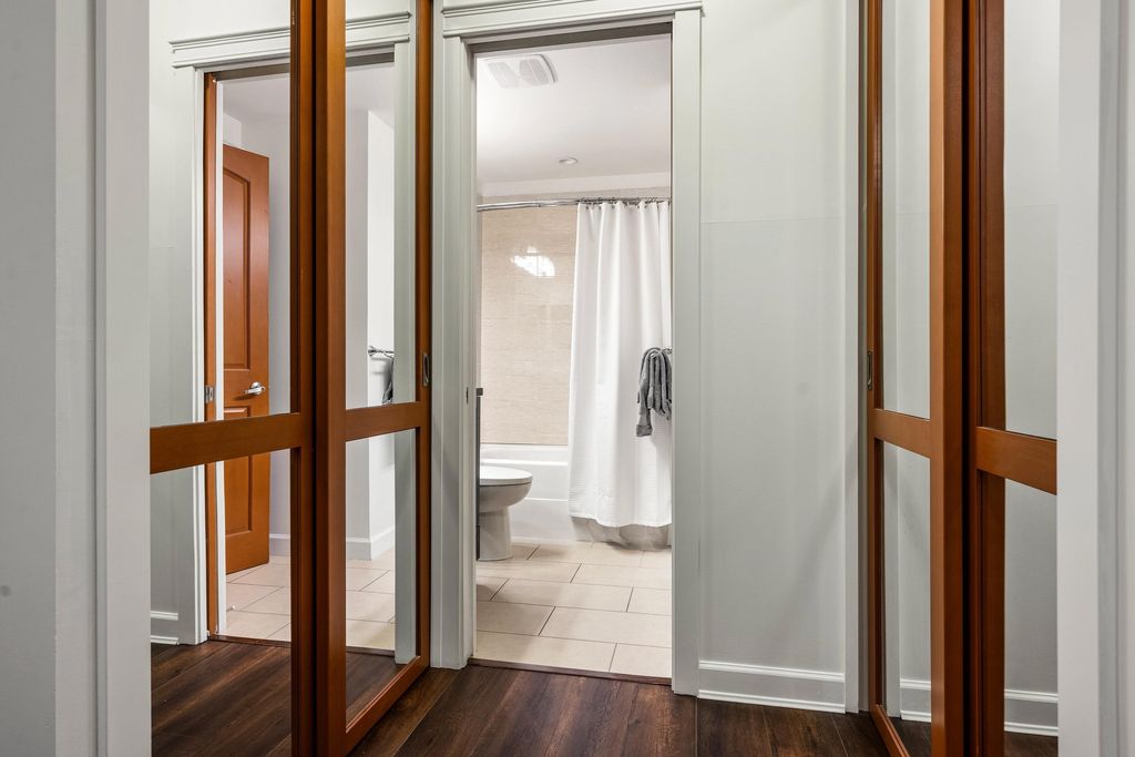 listing image 1106763442403060927