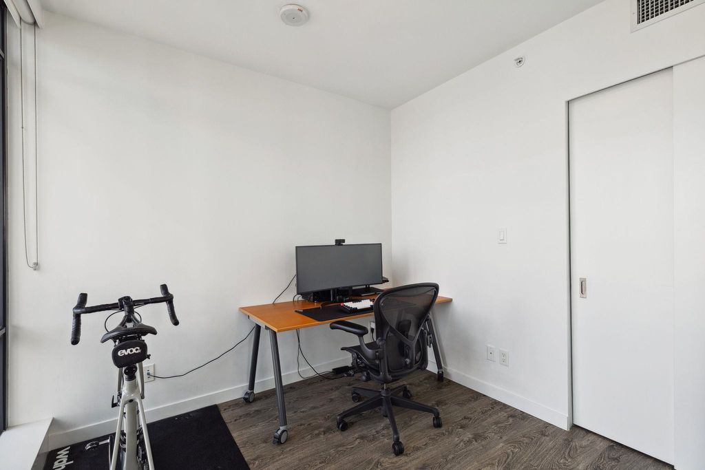listing image 1101306042435160721