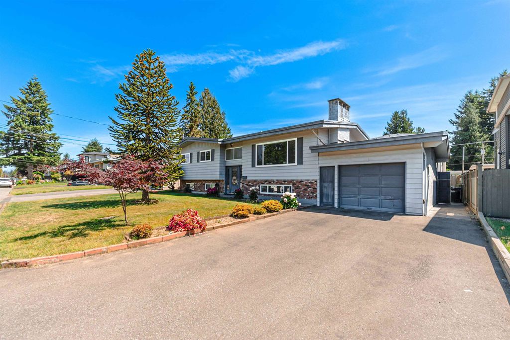 Photo of 2104 Bakerview Street, Abbotsford, BC V2T 3B1 (MLS # R3132070)