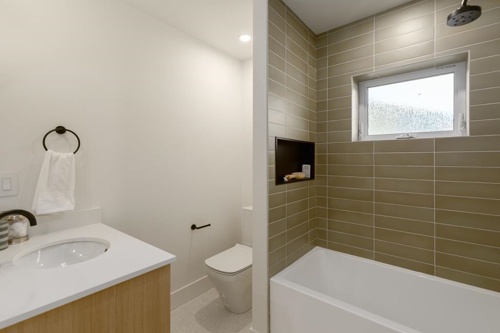 listing image 1109477352832440651