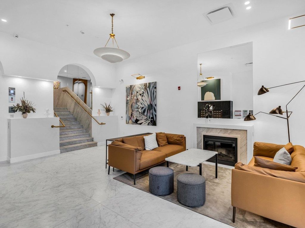 listing image 1106001975179278979