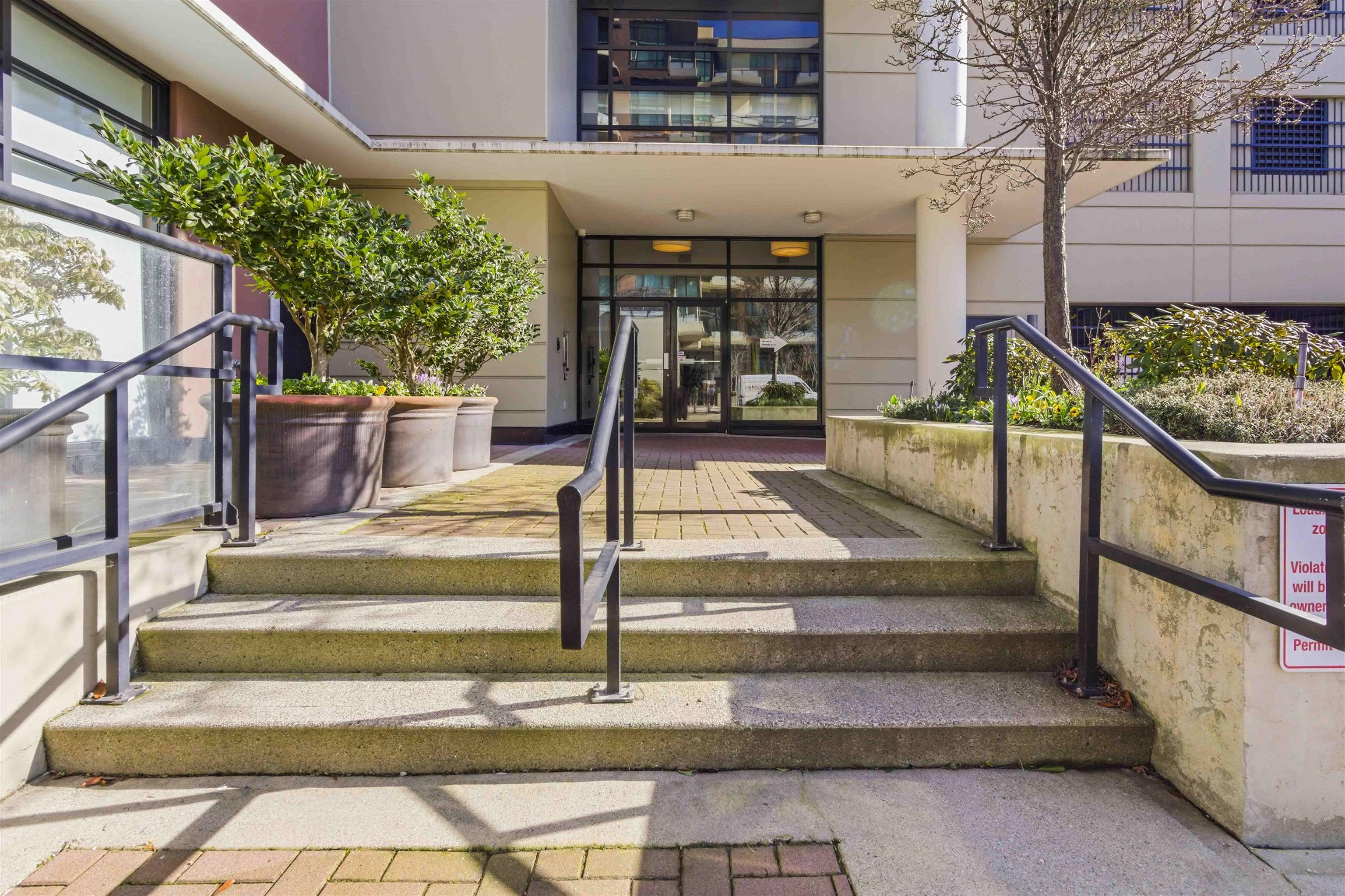 1 Renaissance Square 601