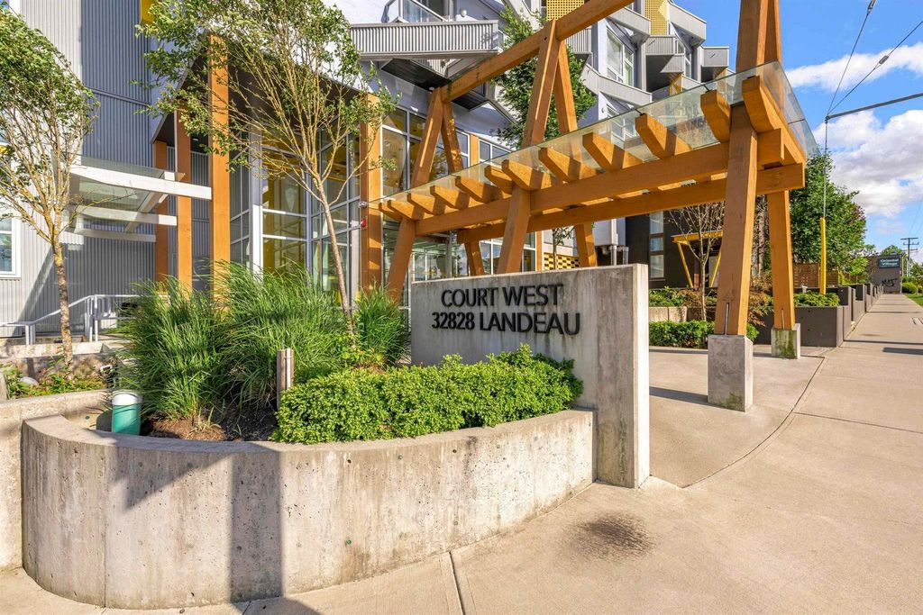 Photo of 32828 Landeau Place #414, Abbotsford, BC V2S 0M4 (MLS # R3111124)