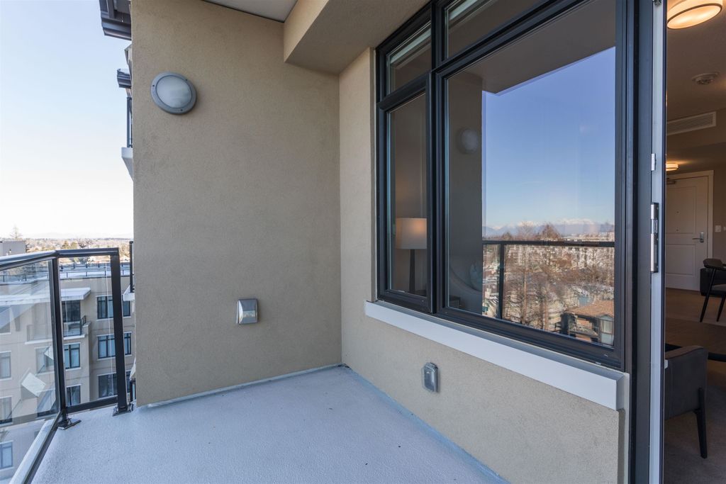 listing image 1102870102261939770