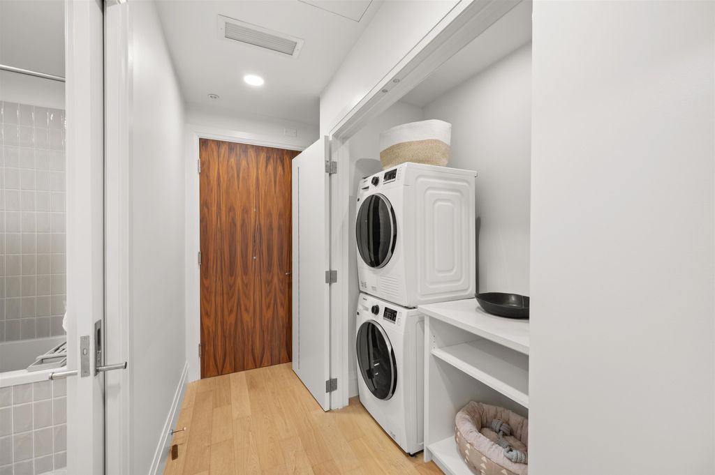 listing image 1101528047772576931
