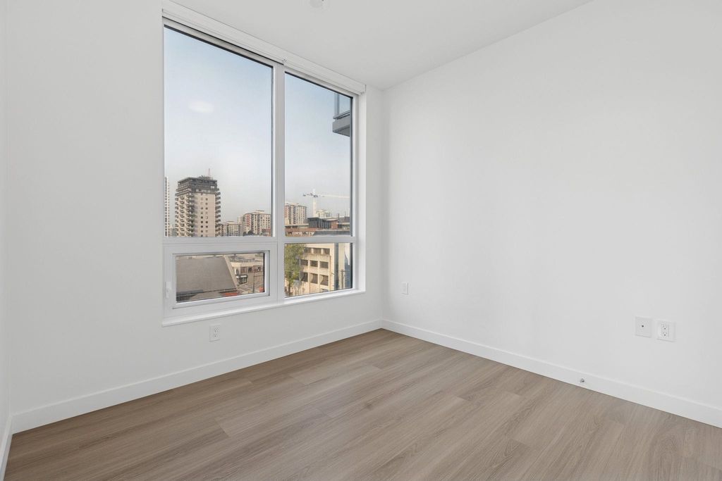 listing image 1106298647759487172