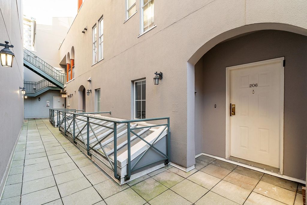 listing image 1104300844390441658