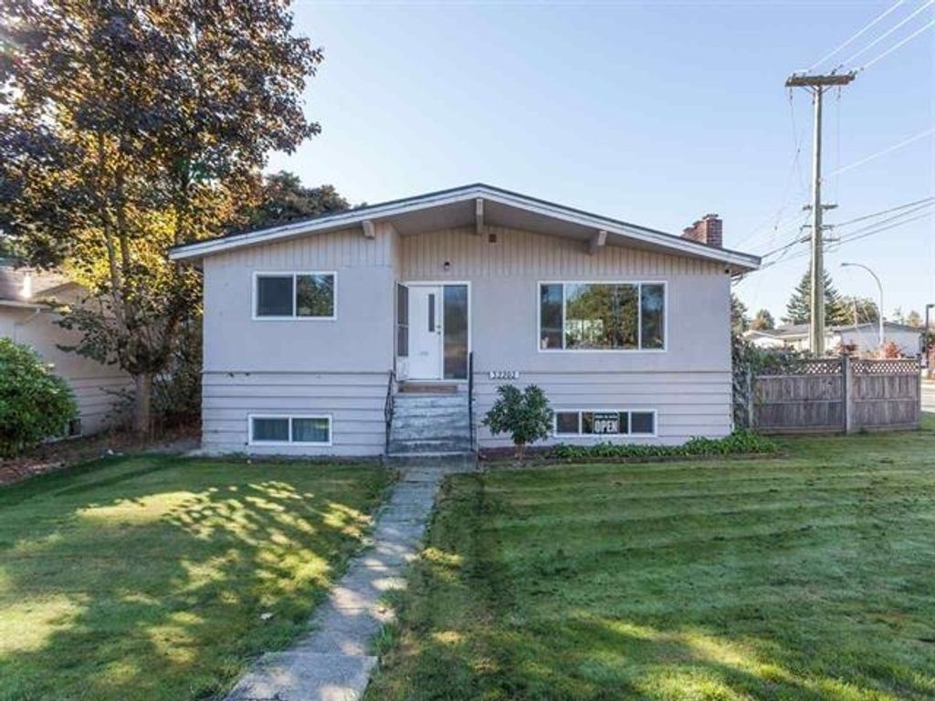 Photo of 32202 Hillcrest Avenue, Abbotsford, BC V2T 1S6 (MLS # R3137840)
