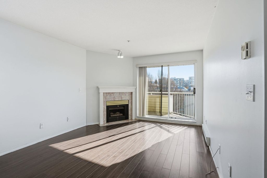 Photo of 32830 George Ferguson Way #433, Abbotsford, BC V2S 7K1 (MLS # R3112374)