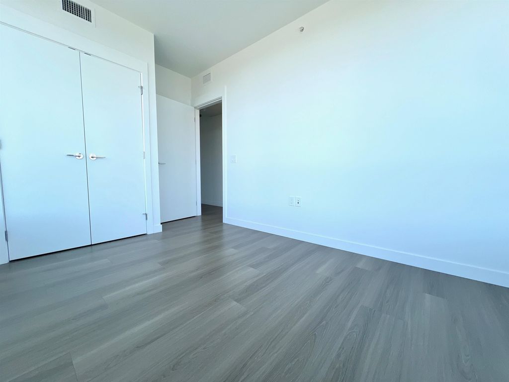 listing image 1102080372054320315